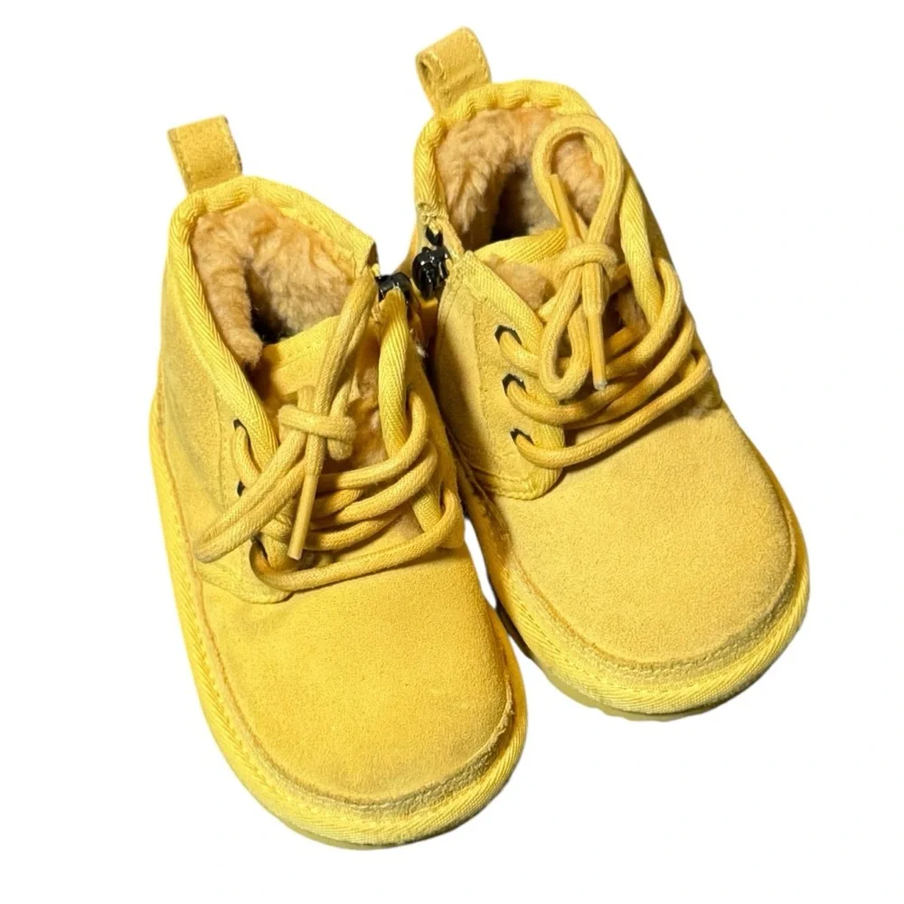 UGG Neumel Boots Unisex Size 6 Faux Fur Chucka Booties Yellow Toddler